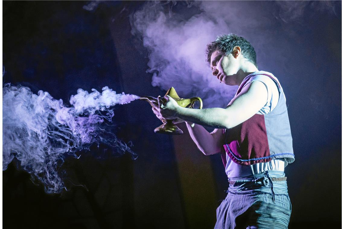„Aladin“ im Backnanger Bürgerhaus: Zauberhafter Einsatz für Gerechtigkeit Aladin (Ali Marcel Yildiz) beschwört durch Zufall einen Lampengeist. Foto: Alexander Becher