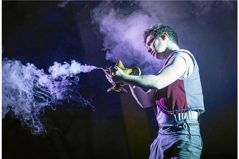 Aladin (Ali Marcel Yildiz) beschwört durch Zufall einen Lampengeist. Foto: Alexander Becher