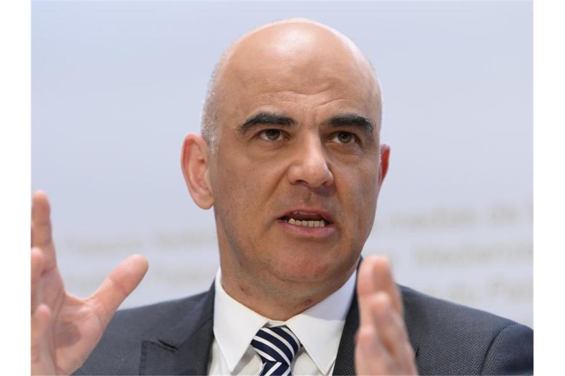 Schweiz und Österreich beendet fast alle Corona-Maßnahmen Alain Berset, Gesundheitsminister der Schweiz, bei einer Pressekonferenz. Trotz hoher Corona-Infektionszahlen hebt die Schweiz fast alle Schutzmaßnahmen gegen Corona auf. Foto: Anthony Anex/KEYSTONE/dpa