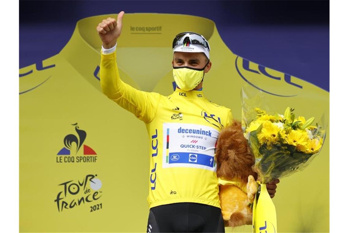 Stürze überschatten Tour-Auftakt - Alaphilippe erobert Gelb Alaphilippe holte auch das Gelbe Trikot. Foto: Pool Thomas Samson/BELGA/dpa