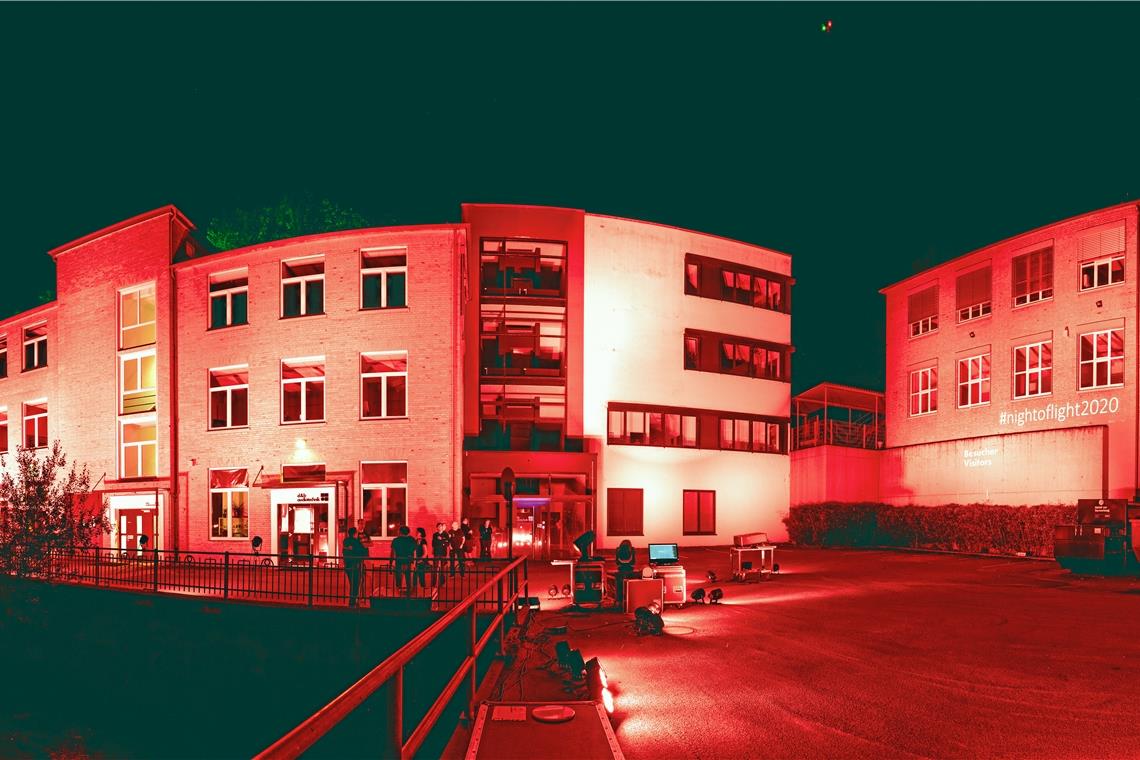 Alarmstufe Rot bei d&b Audiotechnik: Um auf die Probleme der Branche hinzuweisen, hat das Backnanger Unternehmen am Montagabend sein Firmengebäude illuminiert. Foto: d&b