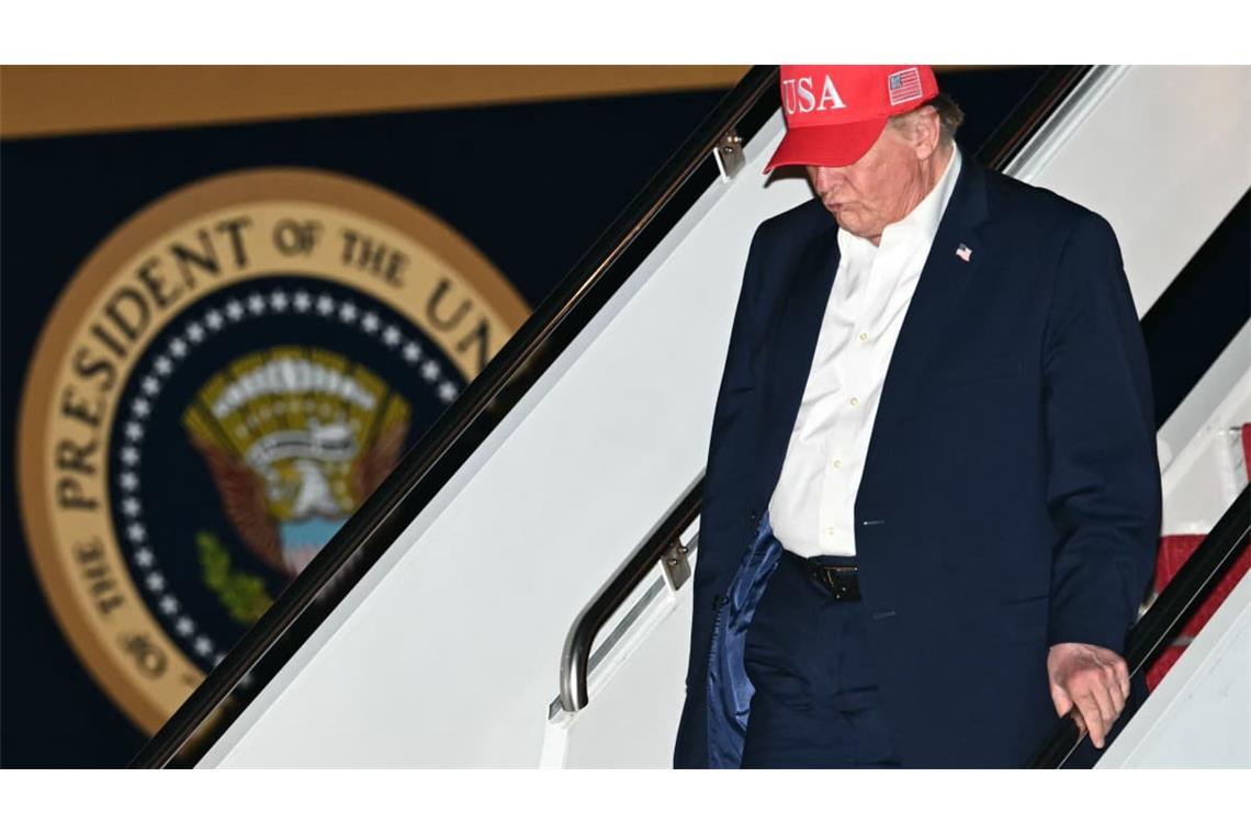 Alaska, Arizona, Montana - ein müder Präsident kommt wieder zu Hause an.