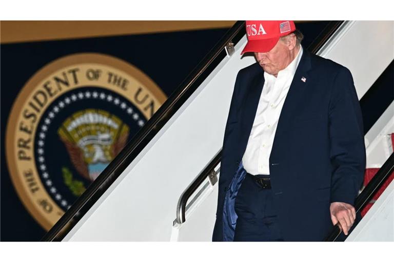Alaska, Arizona, Montana - ein müder Präsident kommt wieder zu Hause an.