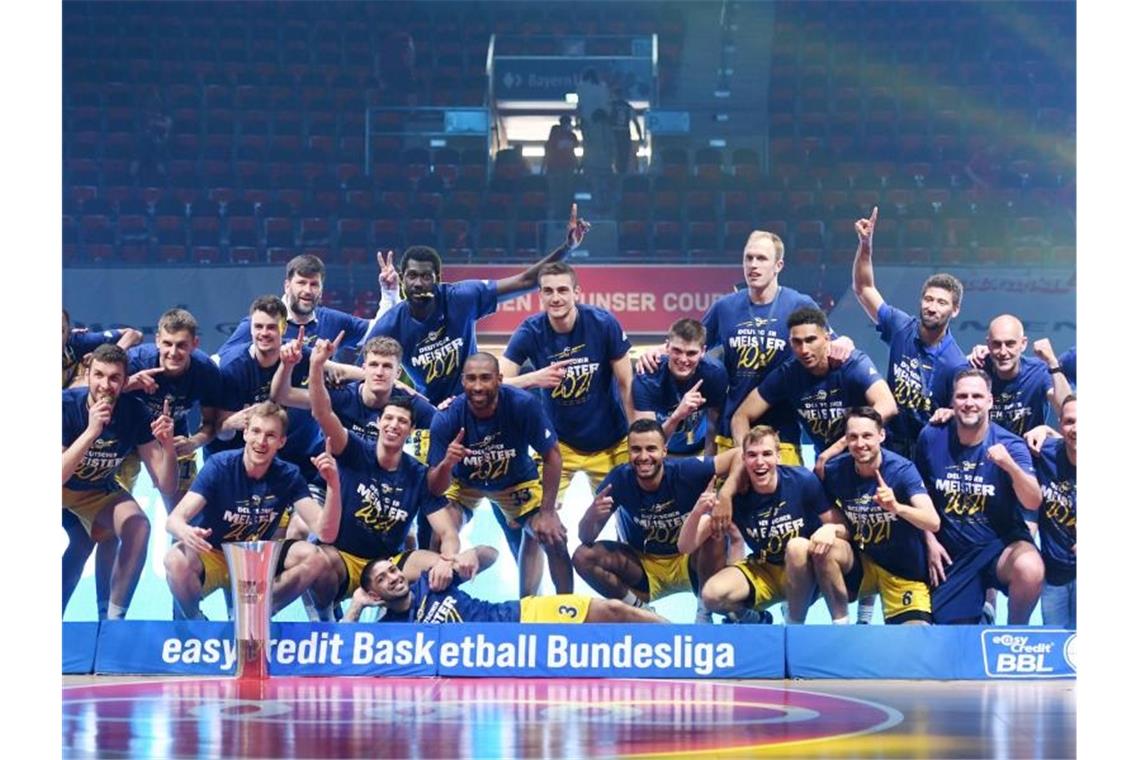 Alba kämpft sich zum Basketball-Meistertitel Alba Berlin hat sich in der Finalserie gegen Bayern München durchgesetzt und den zehnten Meistertitel der Vereinshistorie geholt. Foto: Tobias Hase/dpa
