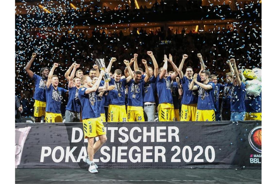 Alba Berlin ist Deutscher Pokalsieger 2020 - der zehnte Pokaltriumph für die Hauptstädter. Foto: Andreas Gora/dpa