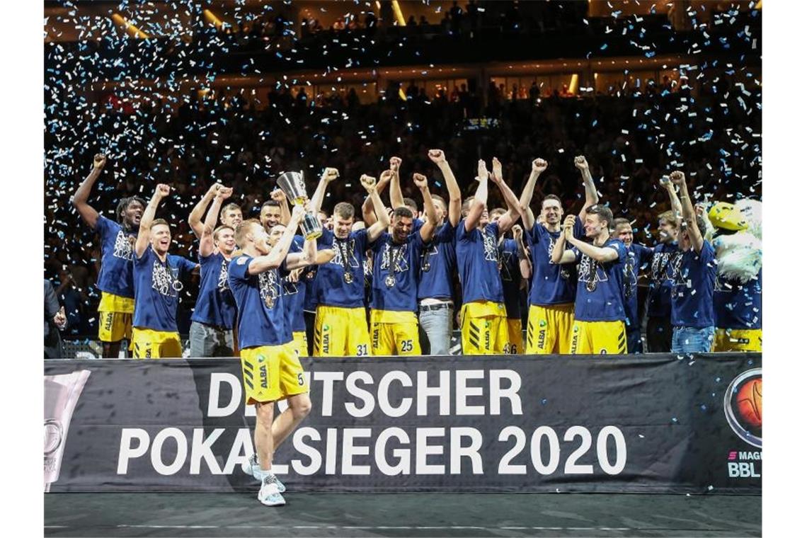 Rekord-Pokalsieg für Alba - Finaltrauma überwunden Alba Berlin ist Deutscher Pokalsieger 2020 - der zehnte Pokaltriumph für die Hauptstädter. Foto: Andreas Gora/dpa