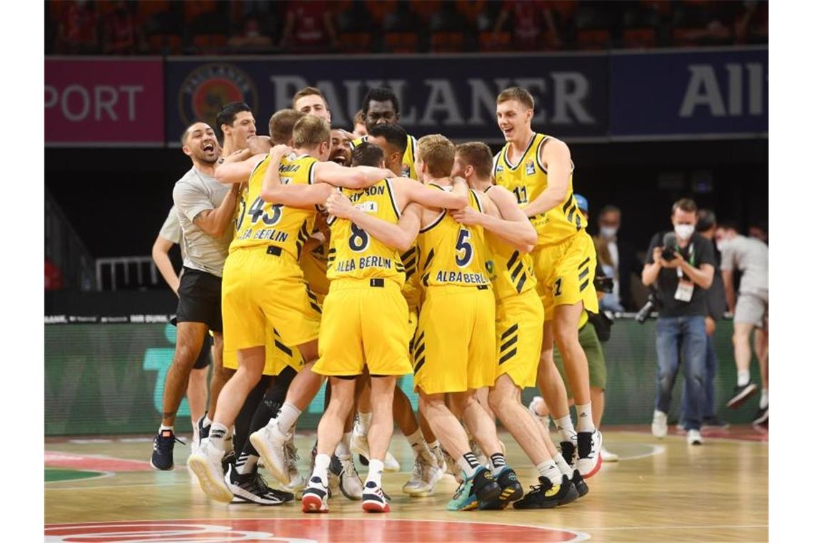 Alba Berlin ist nach einem Finalsieg über den FC Bayern zum zehnten Mal deutscher Basketballmeister.). Foto: Tobias Hase/dpa