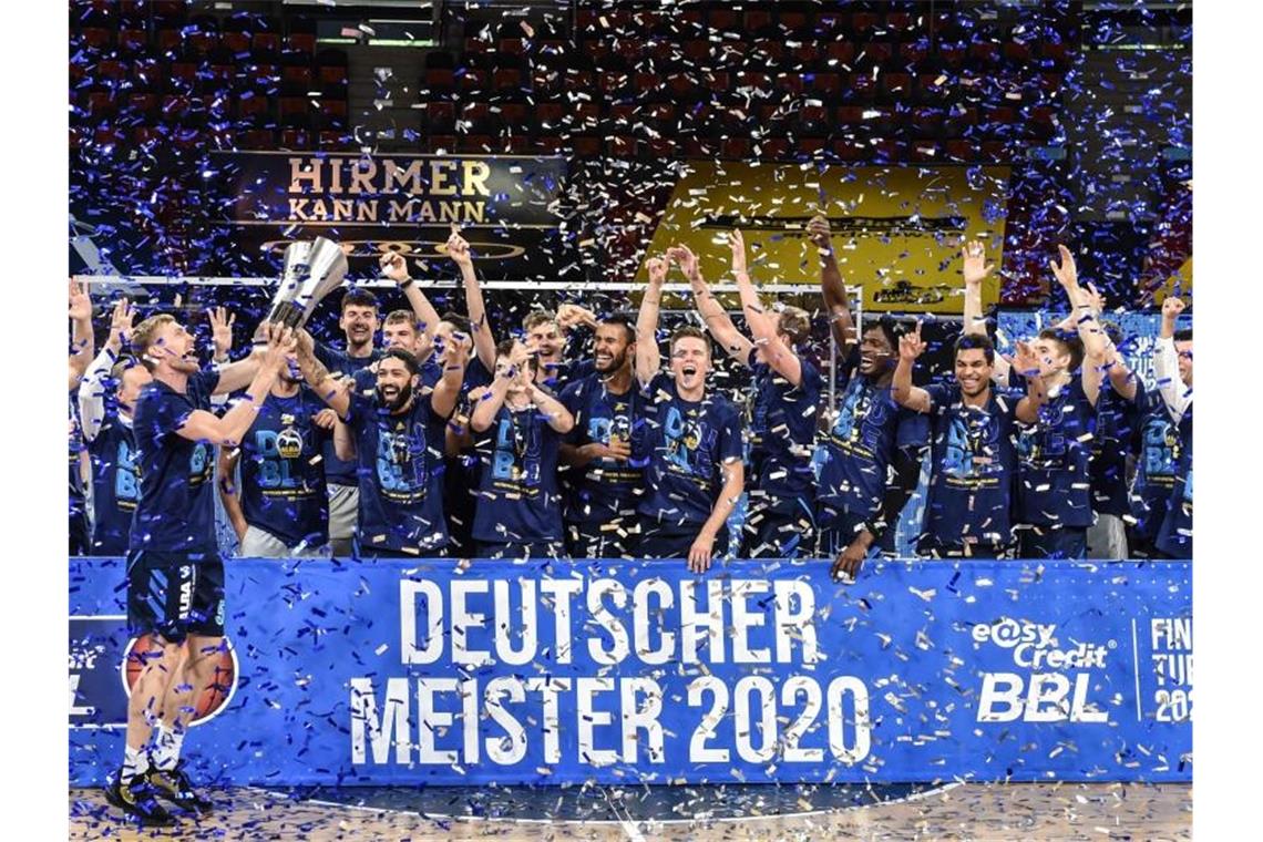 Chronologie des Sports im Jahr 2020 Alba Berlin sichert sich zum neunten Mal die Meisterschaft in der Basketball-Bundesliga. Foto: Christof Stache/AFP-Pool/dpa