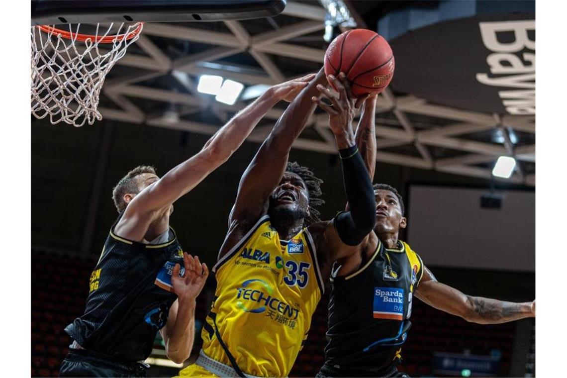 Alba Berlin um Center Landry Nnoko (M.) präsentierte sich beim 97:89 gegen Ludwigsburg in Topform. Foto: Tilo Wiedensohler/camera4/BBL/pool/dpa