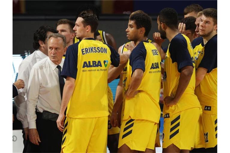 Alba Berlin will den Gewinn des neunten Meistertitels perfekt machen. Trainer Aito Garcia Reneses (l) und seine Spieler stehen zusammen. Foto: Adam Pretty/Getty Images Europe/Pool/dpa