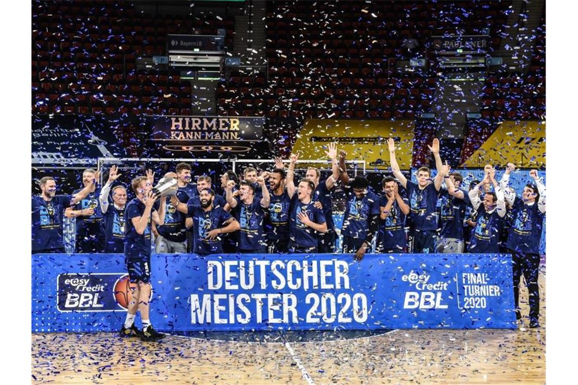 Alba Berlin wurde zum neunten Mal deutscher Basketball-Meister. Foto: Christof Stache/AFP-Pool/dpa