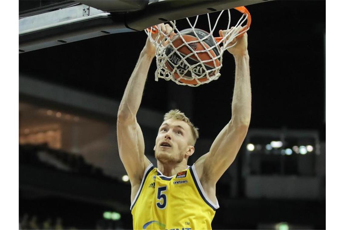 Alba Berlins Basketballer Niels Giffey beim Dunking. Foto: Andreas Gora/dpa