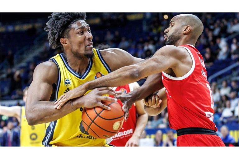 Alba-Center David McCormack wird vom MBC-Akteur Akeem Vargas attackiert.