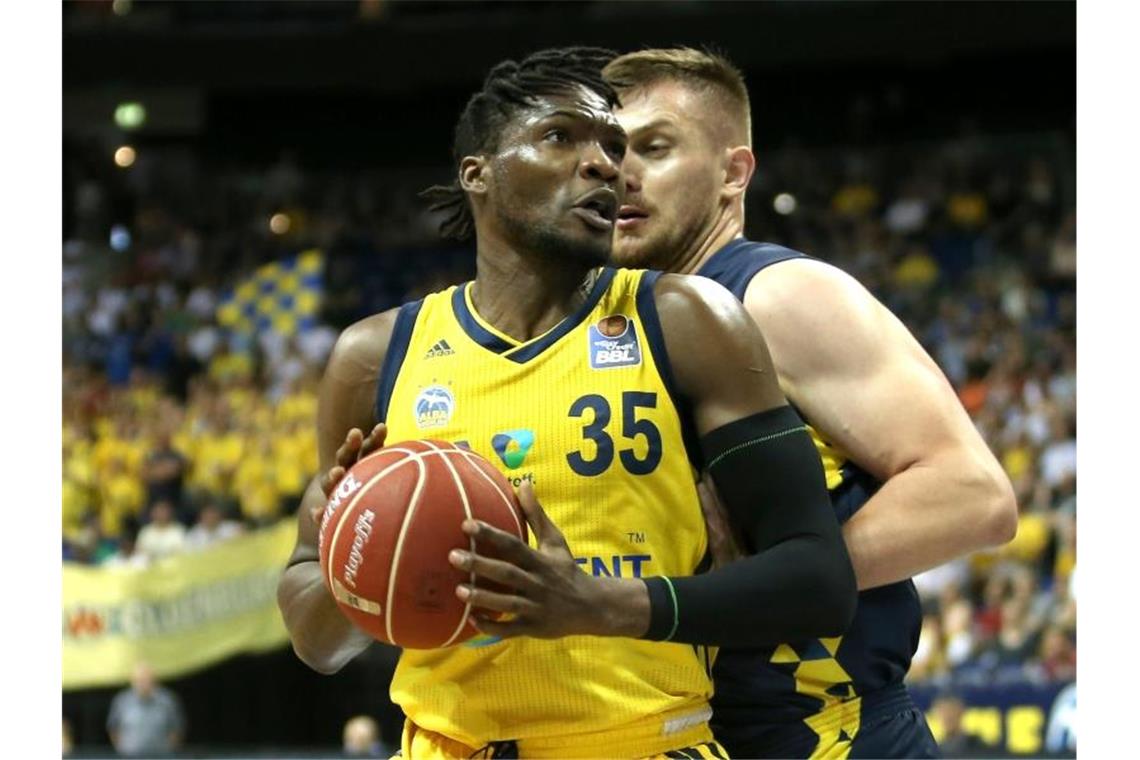 ALBA Berlin gewinnt auch zweites Halbfinale gegen Oldenburg ALBA-Center Landry Nnoko (l) und der Oldenburger Rasid Mahalbasic schenkten sich unter den Körben nichts. Foto: Andreas Gora