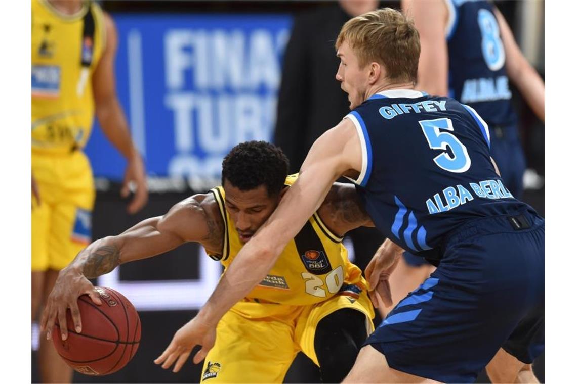 „Herz ist voll“: Alba feiert ersehnten neunten Meistertitel Alba-Kapitän Niels Giffey (r) verteidigt hart gegen Thomas Wimbush. Foto: Christof Stache/AFP-Pool/dpa