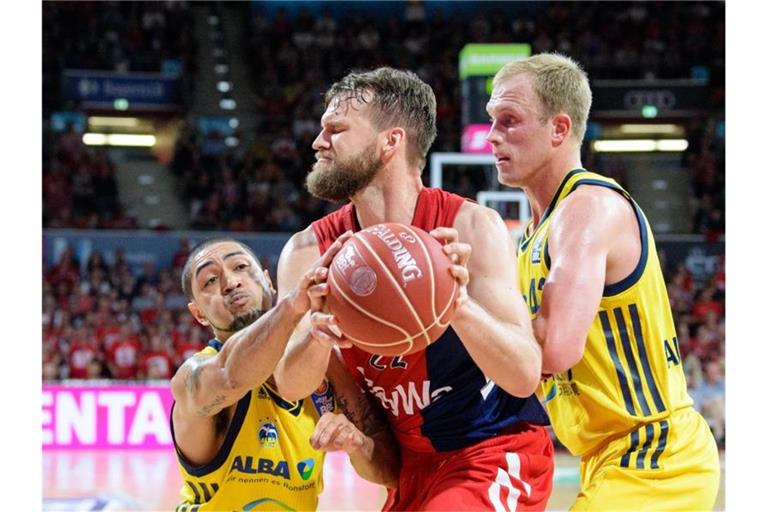 Alba-Spieler Peyton Siva (l) und Luke Sikma (r) versuchen Münchens Danilo Barthel zu blocken. Foto: Matthias Balk
