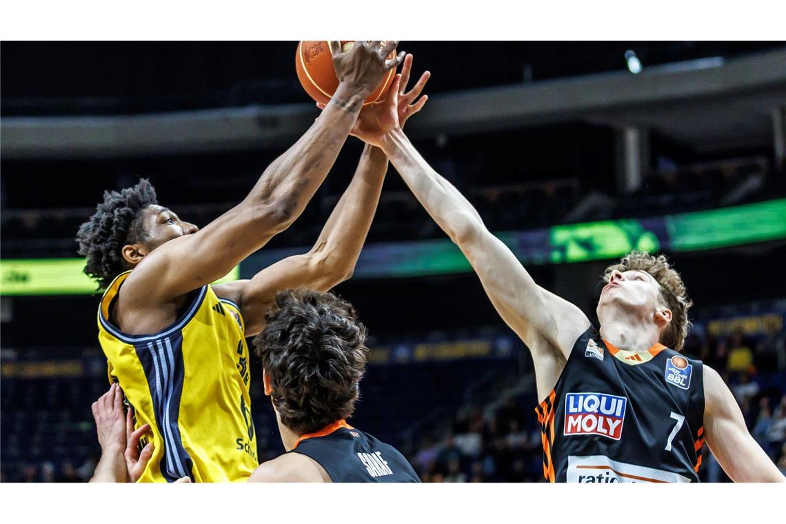 Bilder des Tages Albas David McCormack (l) springt zum Ball gegen Tobias Jensen von ratiopharm Ulm.