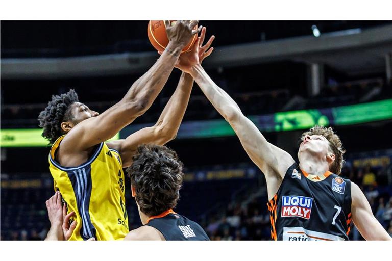 Albas David McCormack (l) springt zum Ball gegen Tobias Jensen von ratiopharm Ulm.