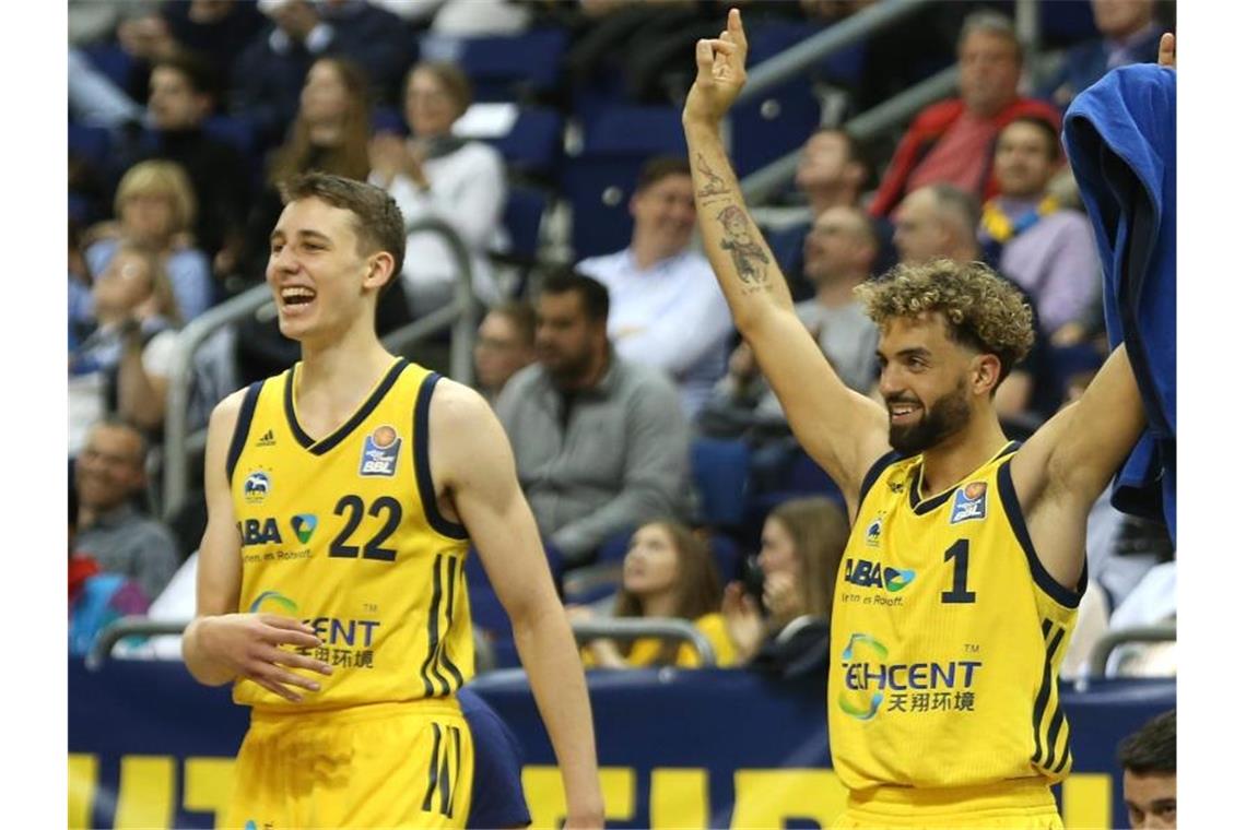 ALBAs Franz Wagner und Joshiko Saibou (l-r.), hier jubelnd nach dem Spiel gegen s.Oliver Würzburg. Foto: Andreas Gora/Archivbild