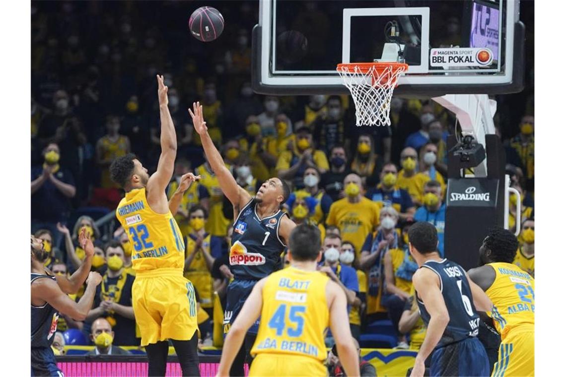Finalerfolg gegen Crailsheim: Alba Berlin Rekord-Pokalsieger Albas Johannes Thiemann (l) versenkt den Ball gegen Crailsheims Jaren Lewis im Basketball Pokalfinale zwischen Alba Berlin - Merlins Crailsheim. Foto: Jörg Carstensen/dpa