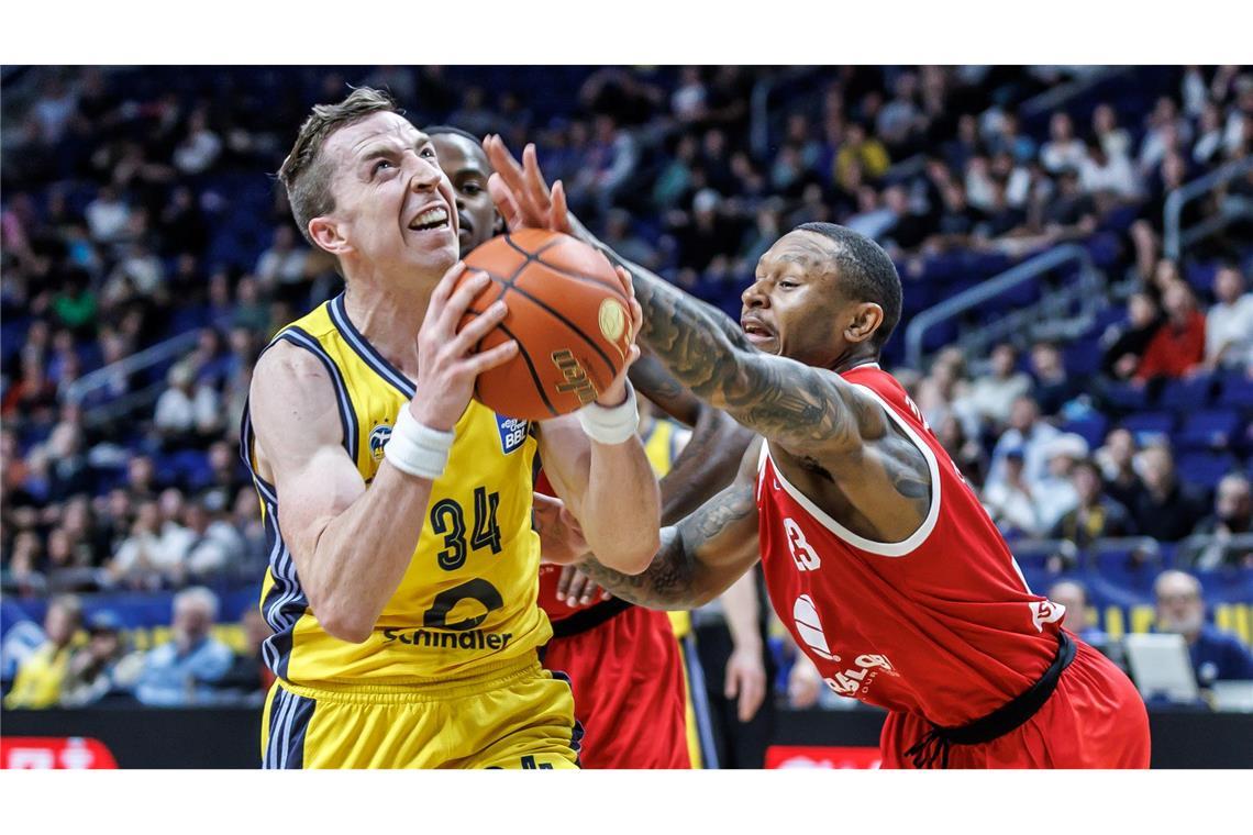 Alba schlägt MBC und steht in den Playoffs Albas Justin Bean hat den Korb des MBC im Visier.