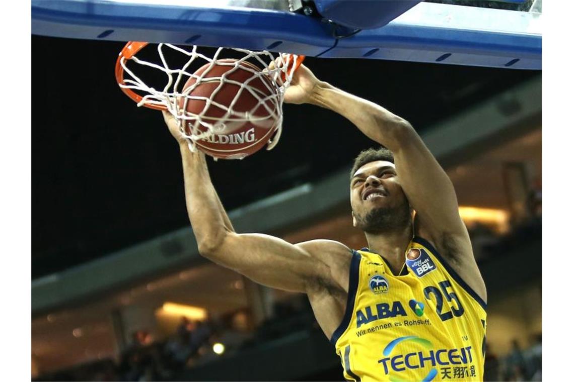 ALBA Berlin im Halbfinale um Basketball-Meisterschaft ALBAs Kenneth Ogbe legt den Ball gegen ratiopharm Ulm in den Korb. Foto: Andreas Gora