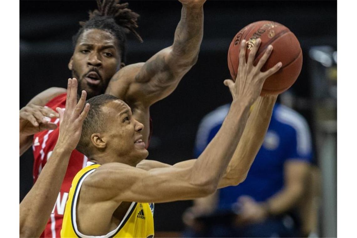 Alba gewinnt Topspiel - Ludwigsburg und Crailsheim vorn Albas Louis Olinde (r) zieht gegen Bayerns Jalen Reynolds zum Korb. Foto: Andreas Gora/dpa