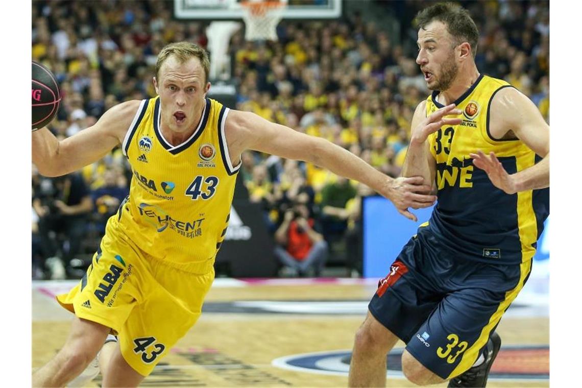 Rekord-Pokalsieg für Alba - Finaltrauma überwunden Albas Luke Sikma (l) kämpft mit Oldenburgs Philipp Schwethelm um den Ball. Foto: Andreas Gora/dpa