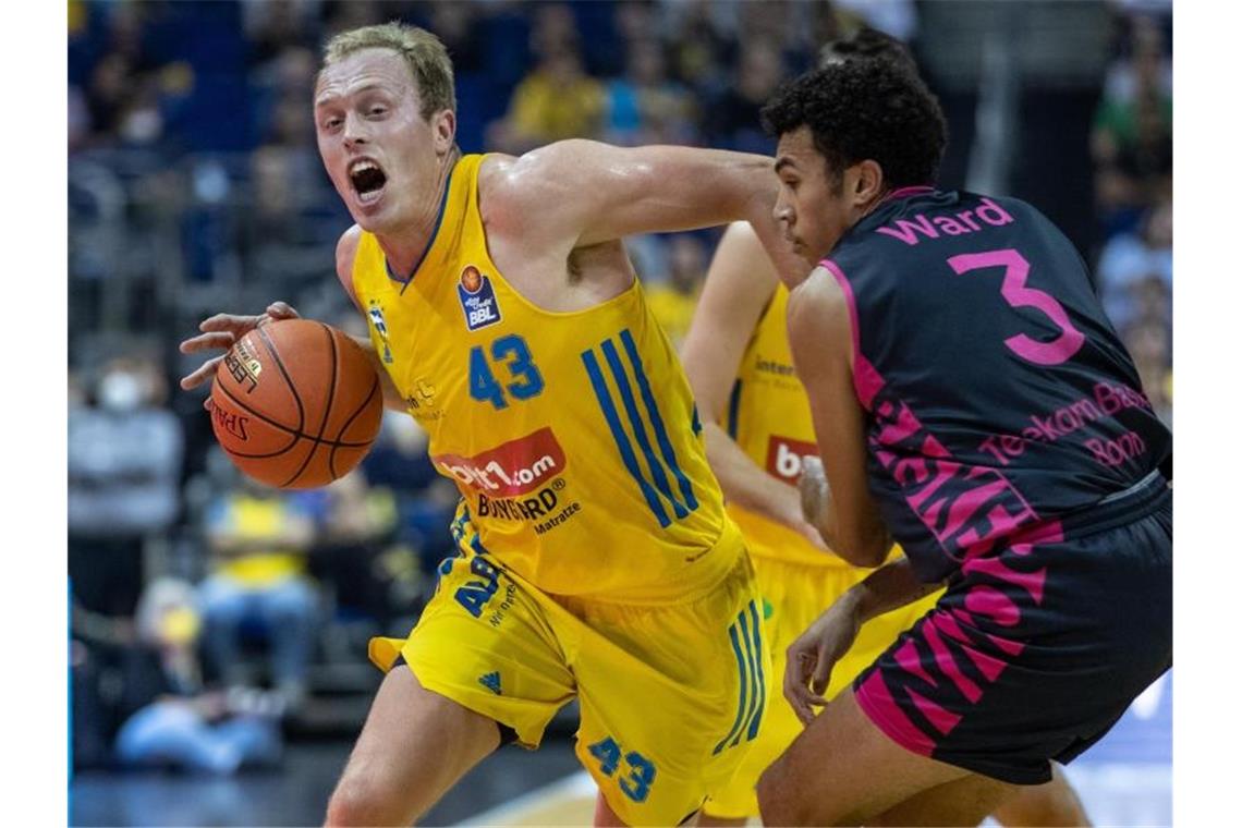 Alba Berlin verliert überraschend Auftakt gegen Bonn Albas Luke Sikma (l) wird von Bonns Tyson Ward verteidigt. Foto: Andreas Gora/dpa