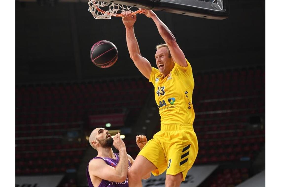 Bayern nach Basketball-Krimi im Finale gegen Alba Alba's Luke Sikma macht gegen Göttingens Harper Kamp zwei einfache Punkte. Foto: Tobias Hase/dpa