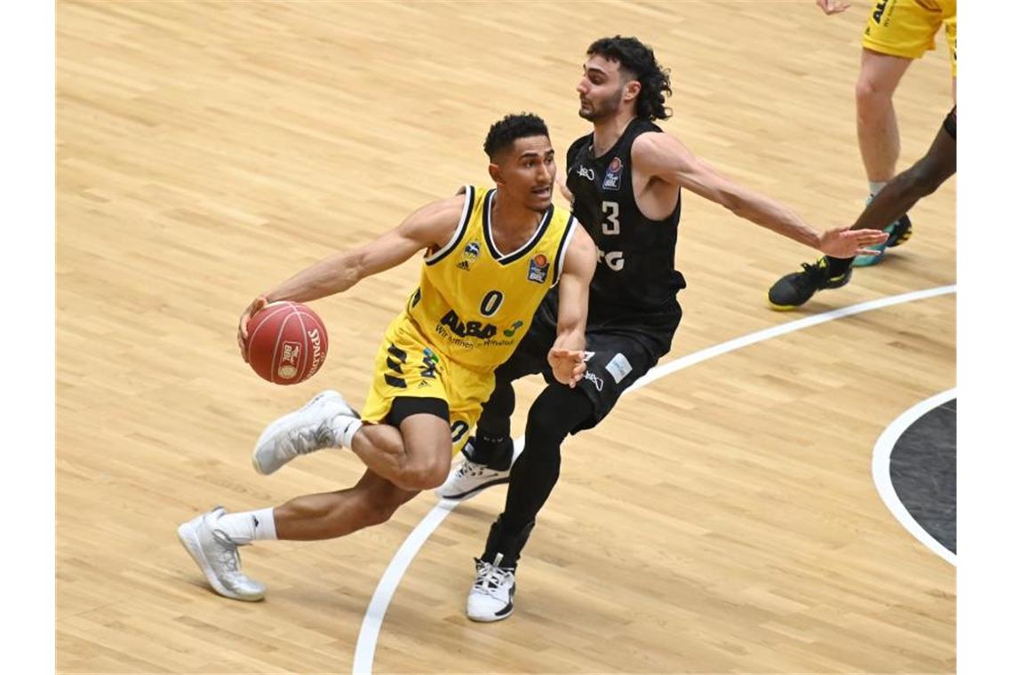 Titelverteidiger Alba Berlin zieht ins Halbfinale ein Albas Maodo Lo (l) zieht gegen Hamburgs Max DiLeo zum Korb. Foto: Daniel Reinhardt/dpa
