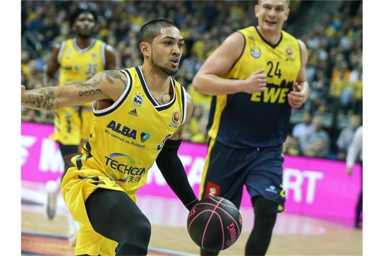 Albas Peyton Siva (l) dribbelt den Ball vor Oldenburgs Rasid Mahalbasic. Foto: Andreas Gora/dpa