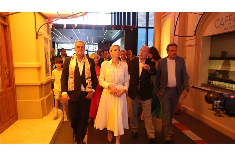 Albert II., (3.v.r) Fürst von Monaco, seine Gattin Charlene, (M) Fürstin von Monaco nehmen gemeinsam mit Roland Mack (vorne l) an einem Rundgang durch den Themenbereich Monaco im Europa-Park teil.