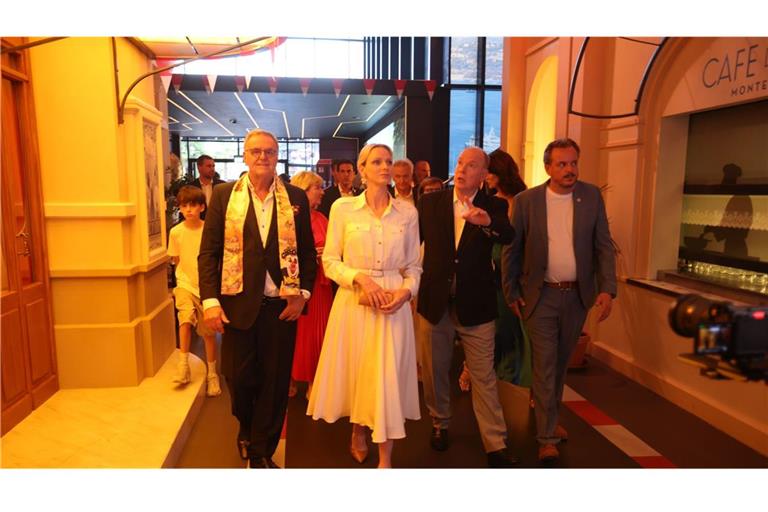 Albert II., (3.v.r) Fürst von Monaco, seine Gattin Charlene, (M) Fürstin von Monaco nehmen gemeinsam mit Roland Mack (vorne l) an einem Rundgang durch den Themenbereich Monaco im Europa-Park teil.