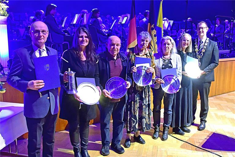 Albert Lang, Ingrid Beerkircher, Umberto Guancialino, Helga Wilke, Pia Täpsi-Kleinpeter und Annedore Bauer-Lachenmaier (von links) haben von OB Maximilian Friedrich eine Ehrung erhalten. Foto: Tobias Sellmaier