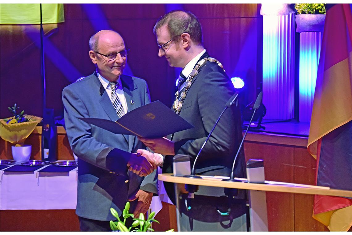 Albert Lang wird mit der Backnanger Kanne geehrt.