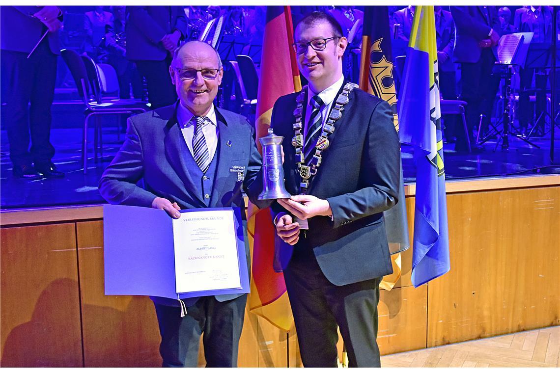 Albert Lang wird mit der Backnanger Kanne geehrt. Im Alter von zwölf Jahren bega...