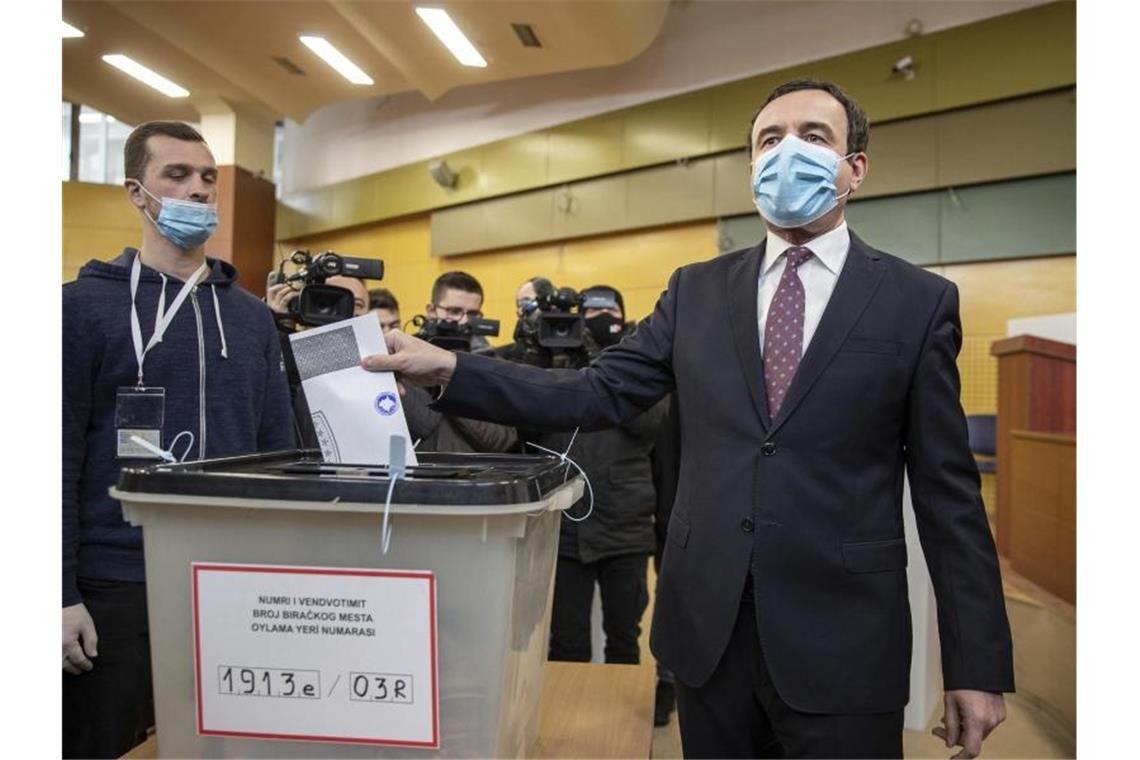 Separatisten bei Katalonien-Wahl vorn Albin Kurti (r.), Vorsitzender von Vetevendosje, während seiner Stimmabgabe in Pristina. Foto: Visar Kryeziu/AP/dpa