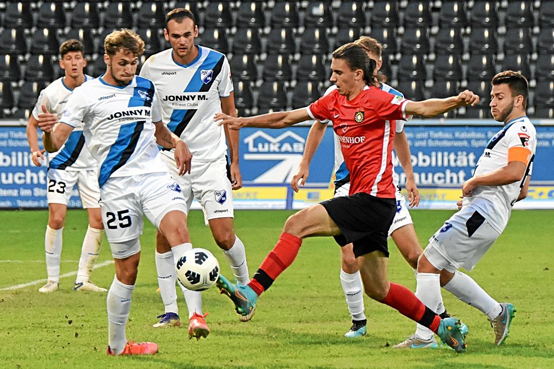 SG Sonnenhof: Zweiter Sieg dank starker zweiter Halbzeit Albin Sahiti (rotes Trikot) hat zwei Treffer zum deutlichen Heimsieg der Großaspacher beigesteuert. Foto: Tobias Sellmaier