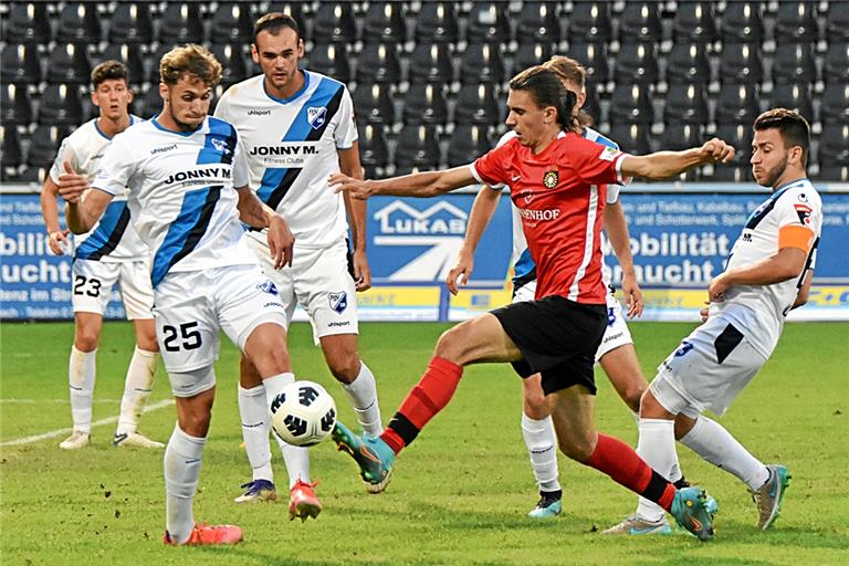 Albin Sahiti (rotes Trikot) hat zwei Treffer zum deutlichen Heimsieg der Großaspacher beigesteuert. Foto: Tobias Sellmaier
