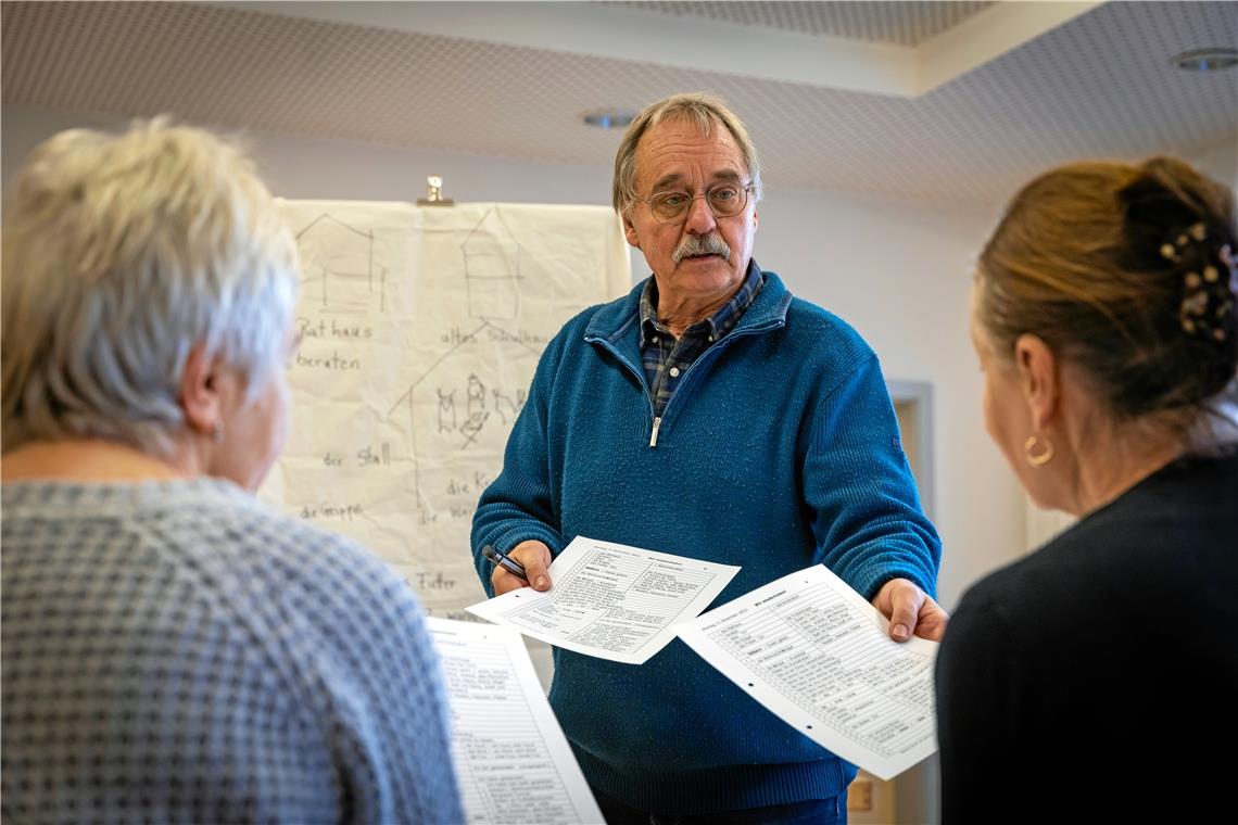 Asylkreise im Raum Backnang: Starthilfe in der neuen Heimat Albrecht Kurz gibt seit 2015 ehrenamtlich Deutschunterricht in Althütte. Mit dem offenen Angebot will er Geflüchteten den Start in Deutschland erleichtern. Foto: Alexander Becher