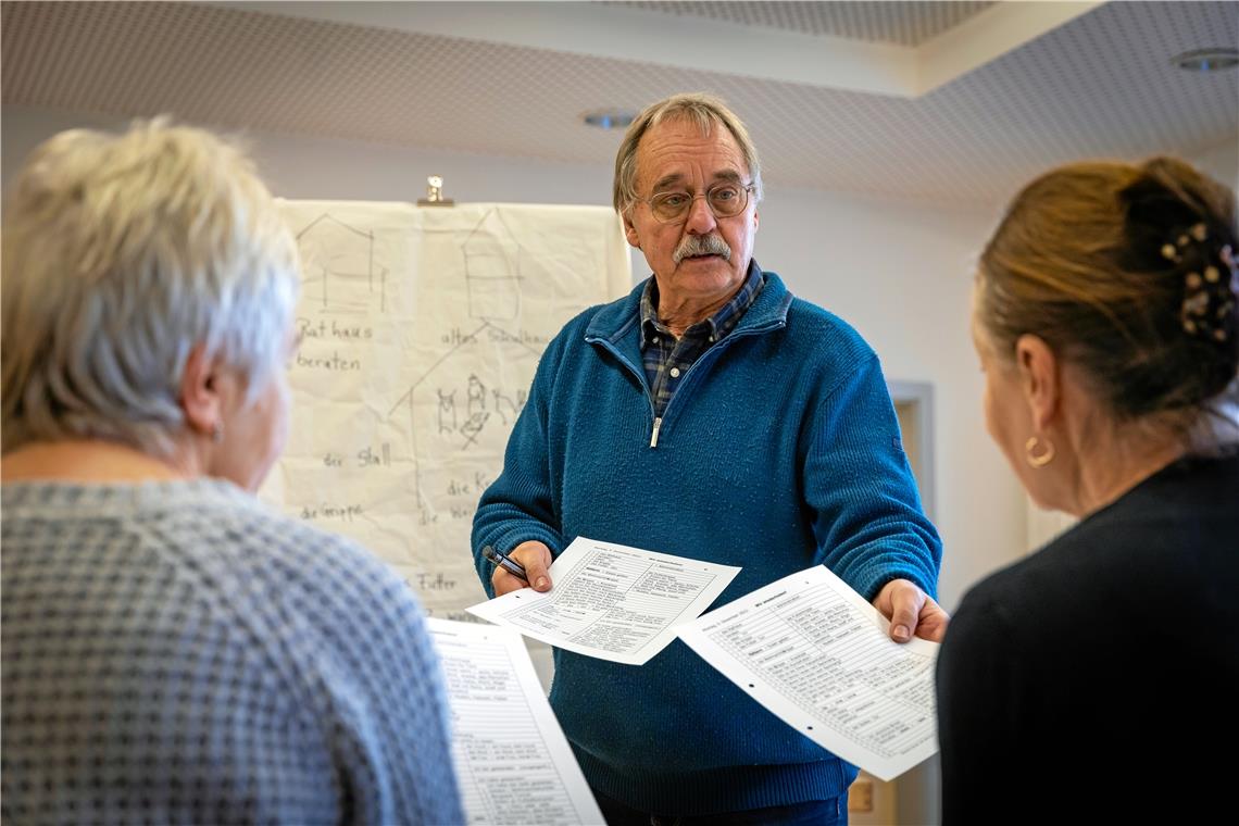 Albrecht Kurz gibt seit 2015 ehrenamtlich Deutschunterricht in Althütte. Mit dem offenen Angebot will er Geflüchteten den Start in Deutschland erleichtern. Foto: Alexander Becher