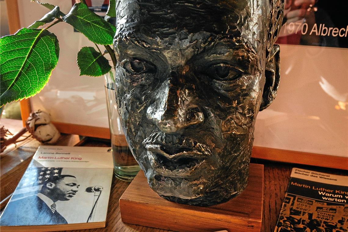 Martin Luther King prägt sein Leben Albrecht Oethinger schrieb 1965 nach seinem Amerikaaufenthalt als Austauschschüler Martin Luther King an und bekam von ihm das Buch „Why we can’t wait“ mit persönlicher Widmung: „To Albrecht Oethinger. With Best Wishes – Martin Luther King jr“. Die Büste zeigt ebenfalls den Pastor.