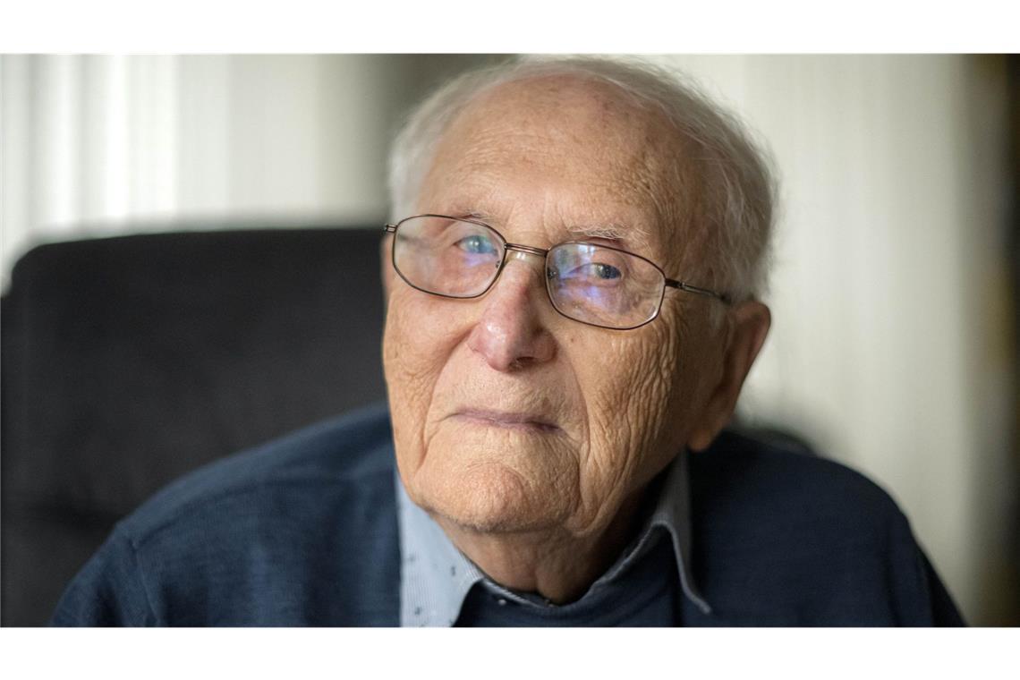 Holocaust-Überlebender will Verdienstkreuz zurückgeben Albrecht Weinberg in seiner Wohnung in Ostfriesland. Der Holocaust-Überlebende will sein Bundesverdienstkreuz zurückgeben (Archivfoto).