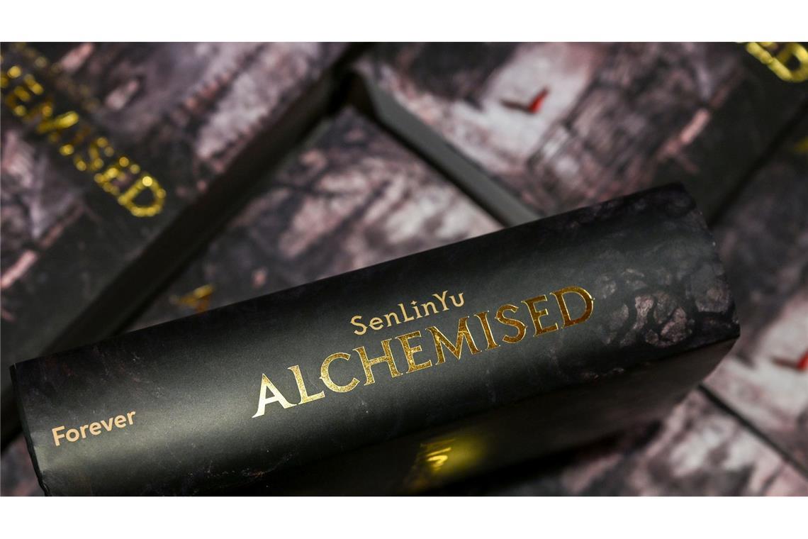 "Alchemised" beruht ursprünglich auf einer Fanfiction, die umgearbeitet wurde, nun besteht der Roman als eigenständiges Werk.