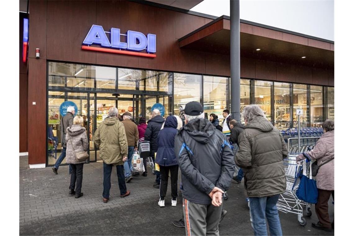 Aldi bietet bundesweit Desinfektionsmittel und andere Hygieneartikel zu günstigen Preisen an. Foto: Fabian Sommer/dpa