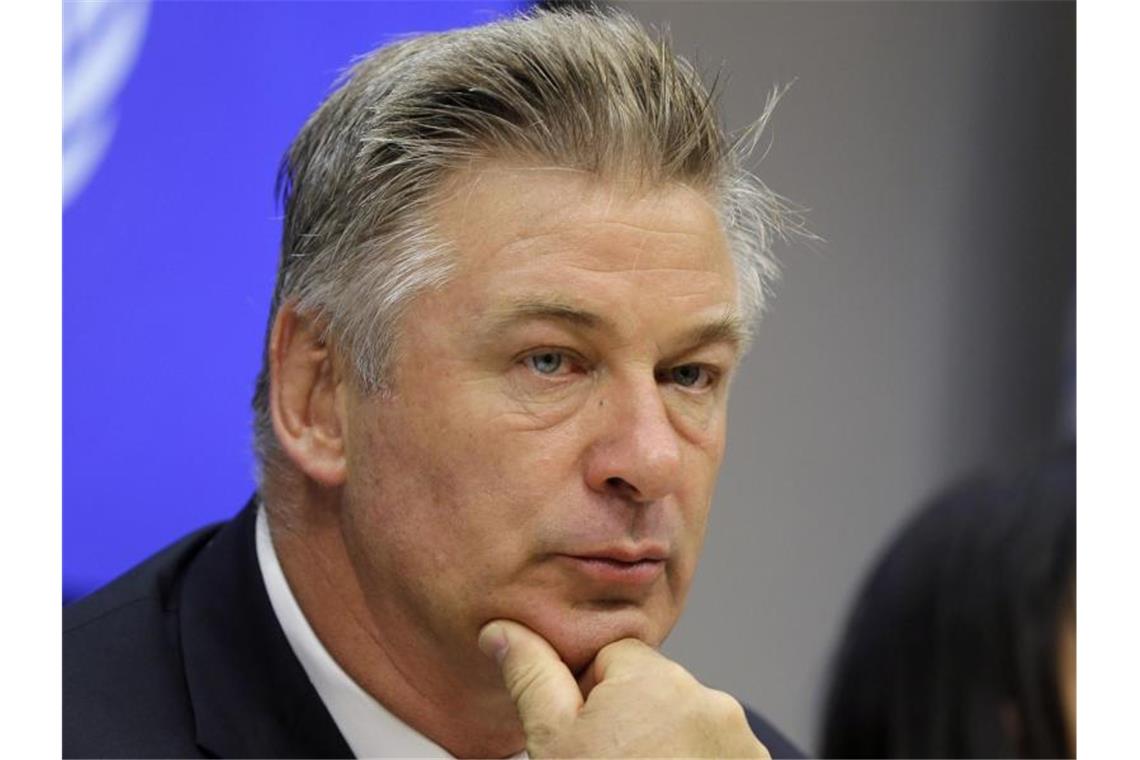 Baldwin über getötete Kamerafrau: „Sie war meine Freundin“ Alec Baldwin darf sich zu den Ermittlungen momentan nicht äußern. Foto: Seth Wenig/AP/dpa
