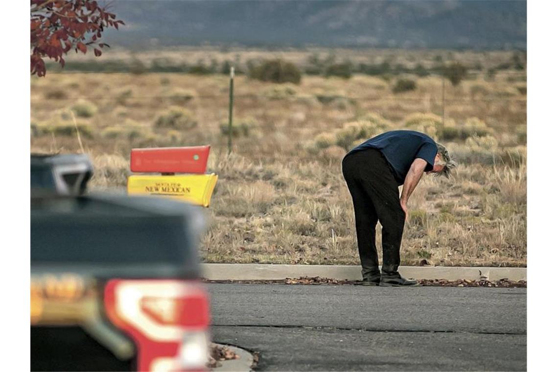 Nach Tod bei Baldwin-Dreh: Details zur Munition unklar Alec Baldwin wirkt verzweifelt: Am Straßenrand hat er sich nach vorne gebeugt, als sei er erschöpft. Foto: Jim Weber/Santa Fe New Mexican/AP/dpa