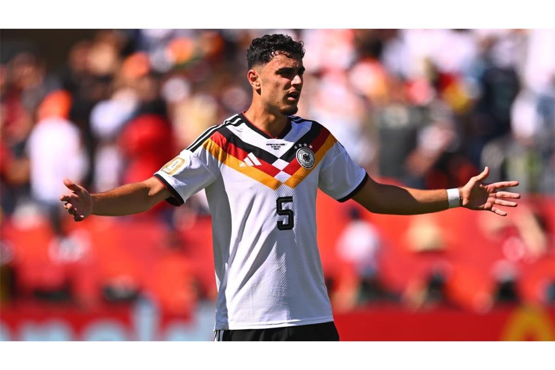Aleksandar Pavlović (Note 2,5): Der Mittelfeldmann des FC Bayern war in der heimischen Arena in der Startelf gesetzt – und machte seine Sache im Zentrum umsichtig und ordentlich. In Abwesenheit von Kapitän Joshua Kimmic war Pavlovic wie erwartet der Chef im Mittelfeld mit vielen Ballkontakten. Pech hatte der Münchner bei seinen Schüssen in der ersten Hälfte, die beide knapp vorbei gingen.