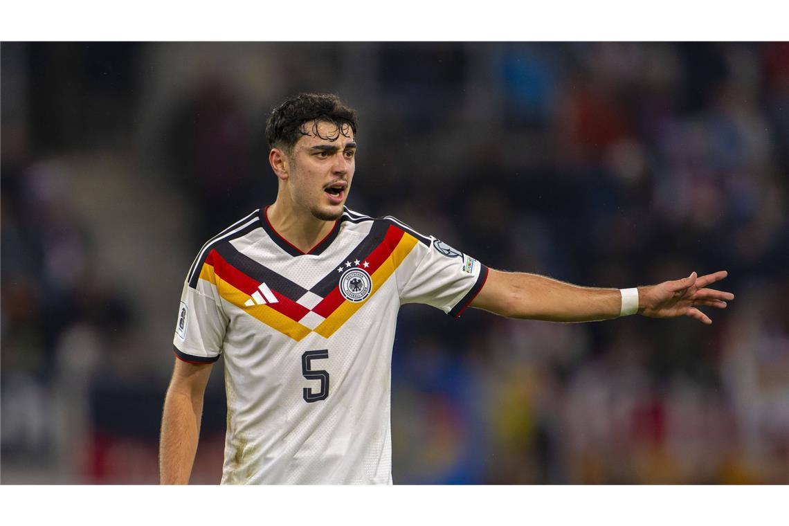 Aleksandar Pavlović (Note 3): Die Anspielstation im Mittelfeld. Aleksandar Pavlovic verteilte die Bälle ruhig und mit Übersicht. Sein Einsatz ging bis zur Pause, dann kam Felix Nmecha für den Bayern-Profi.